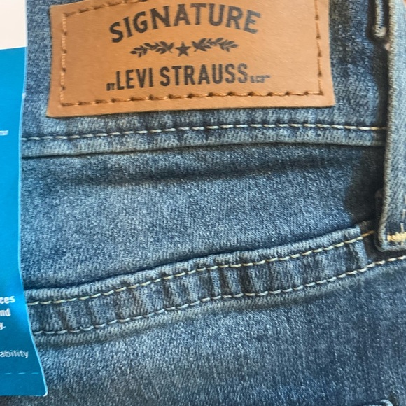 Woman’s Levi’s Signature Jeans - Picture 7 of 7